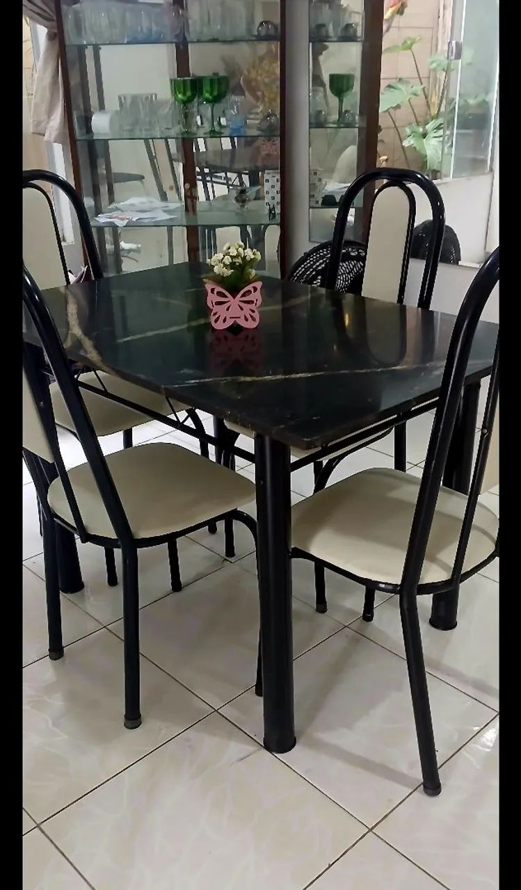 Mesa de Mármore com 4 Cadeiras 