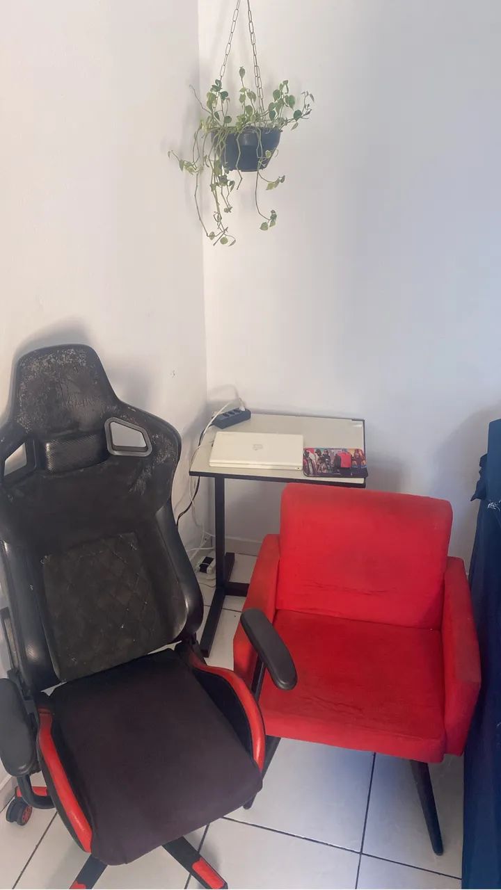 Cadeira gamer + mesa + sofá. Puf 