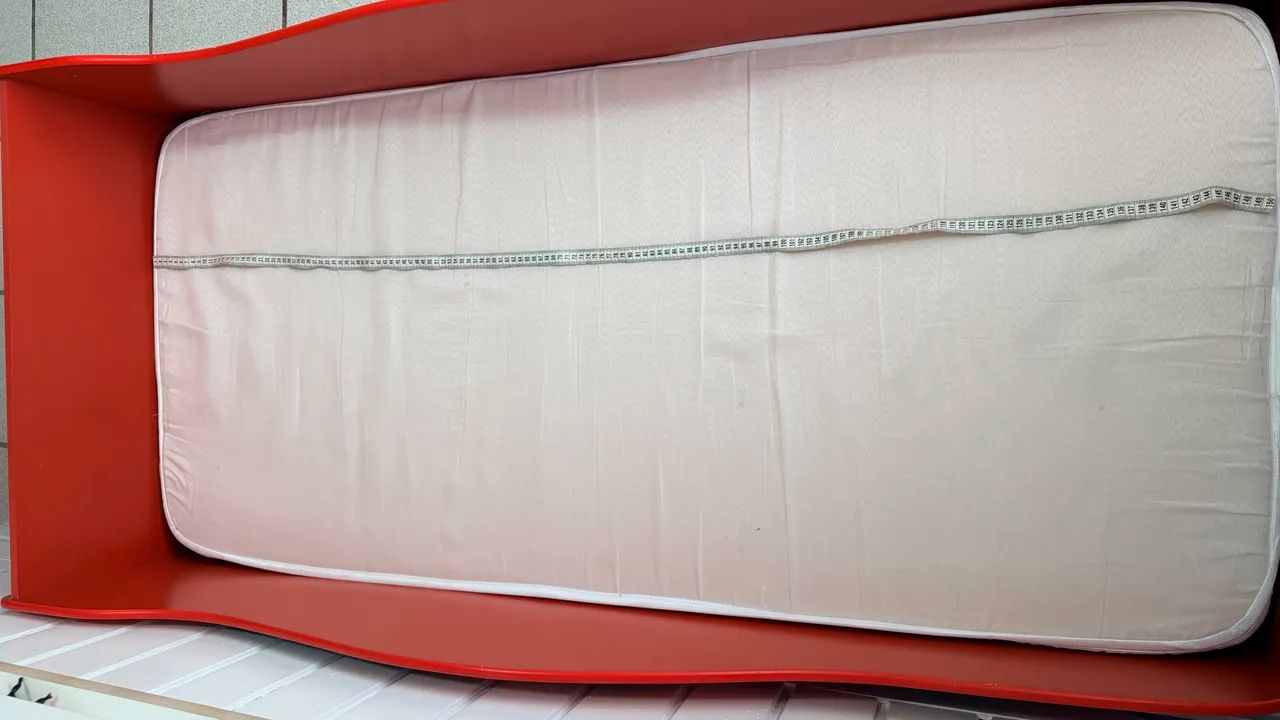 cama infantil em formato de carro com colchão  - Foto 3