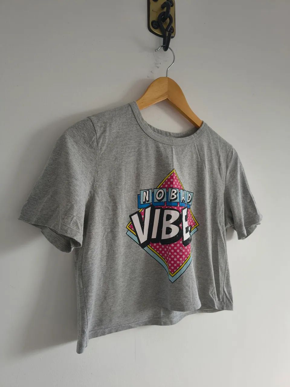 Blusa Cropped Cinza "No bad vibes" - Foto 3