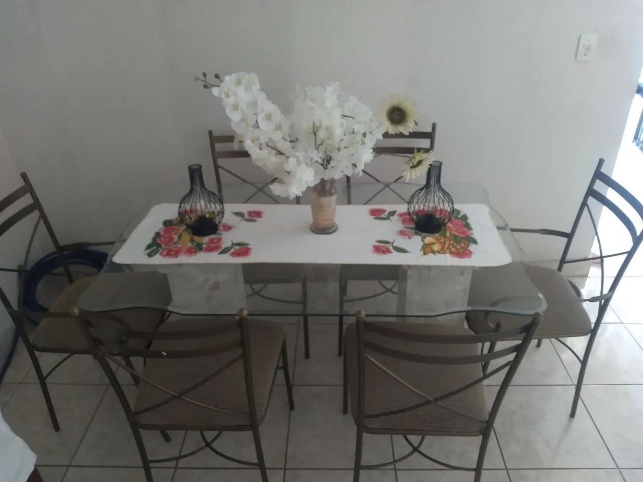 Mesa de vidro com pés de mármore cadeiras de ferro - Foto 3