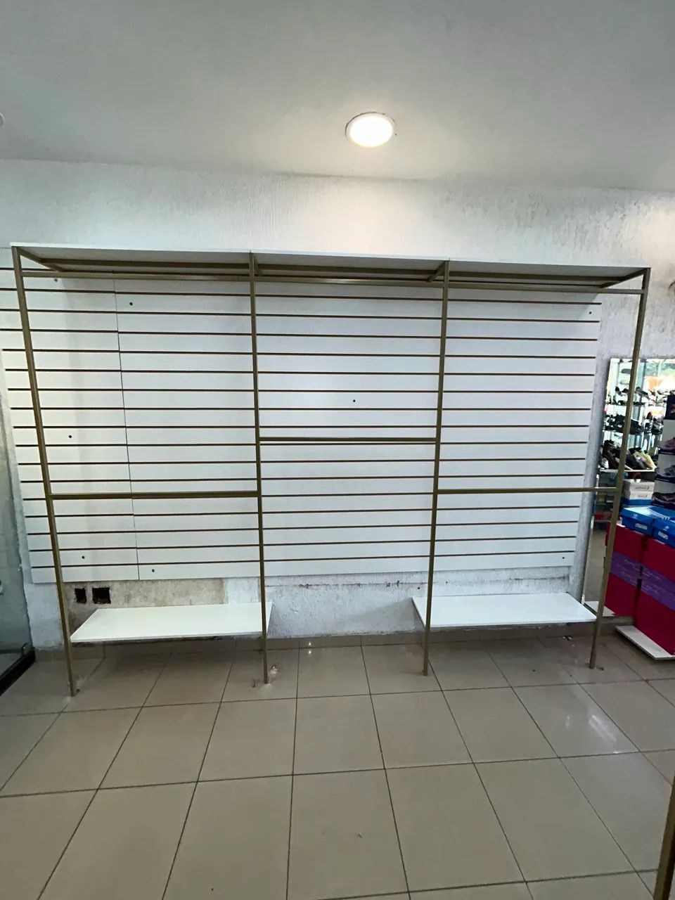 Arara de parede com prateleiras