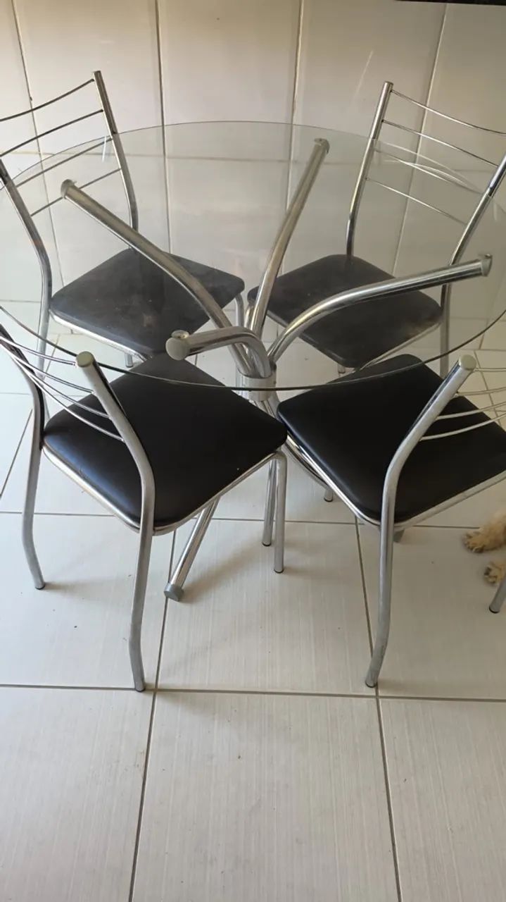 Mesa de vidro e inox com 4 cadeiras
