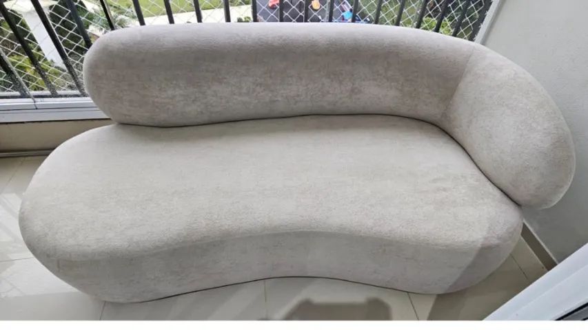 Sofá Westwing Suede Off-White - Design Curvo Moderno (Impecável) - Foto 2