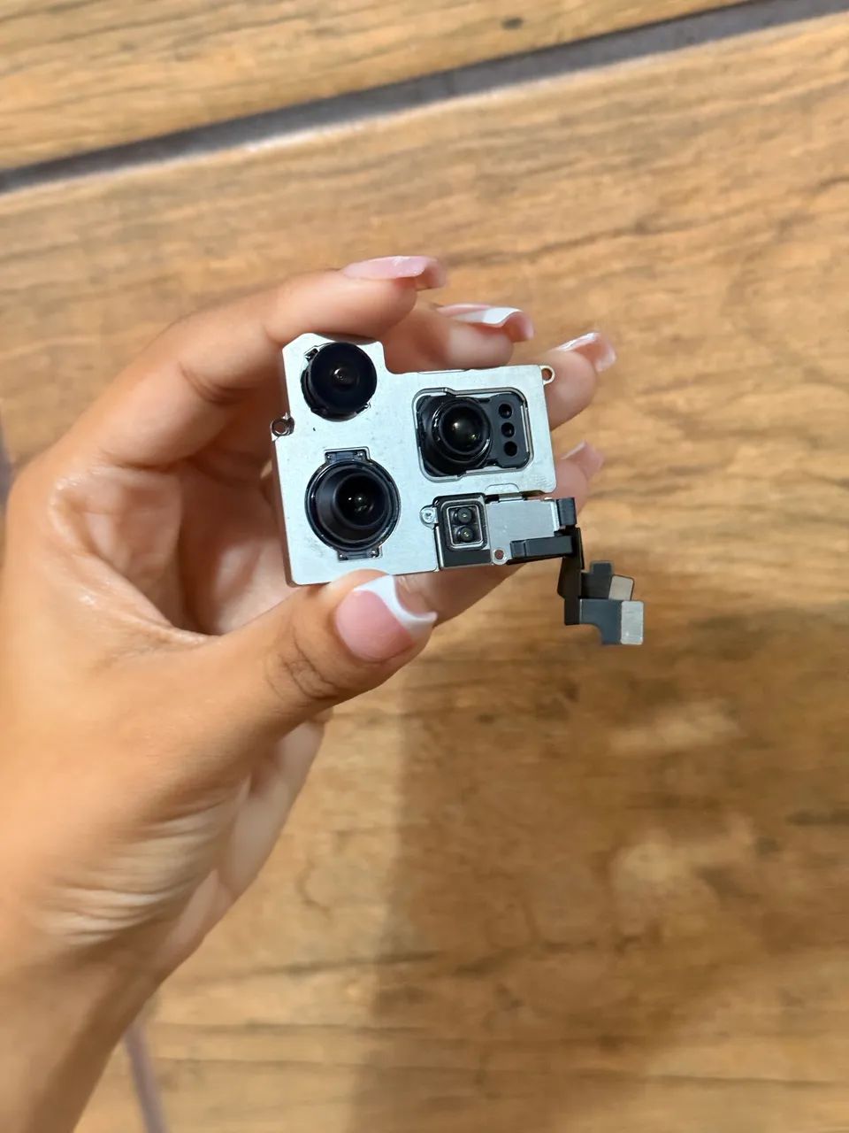 Câmera 16 pro max pequena avaria