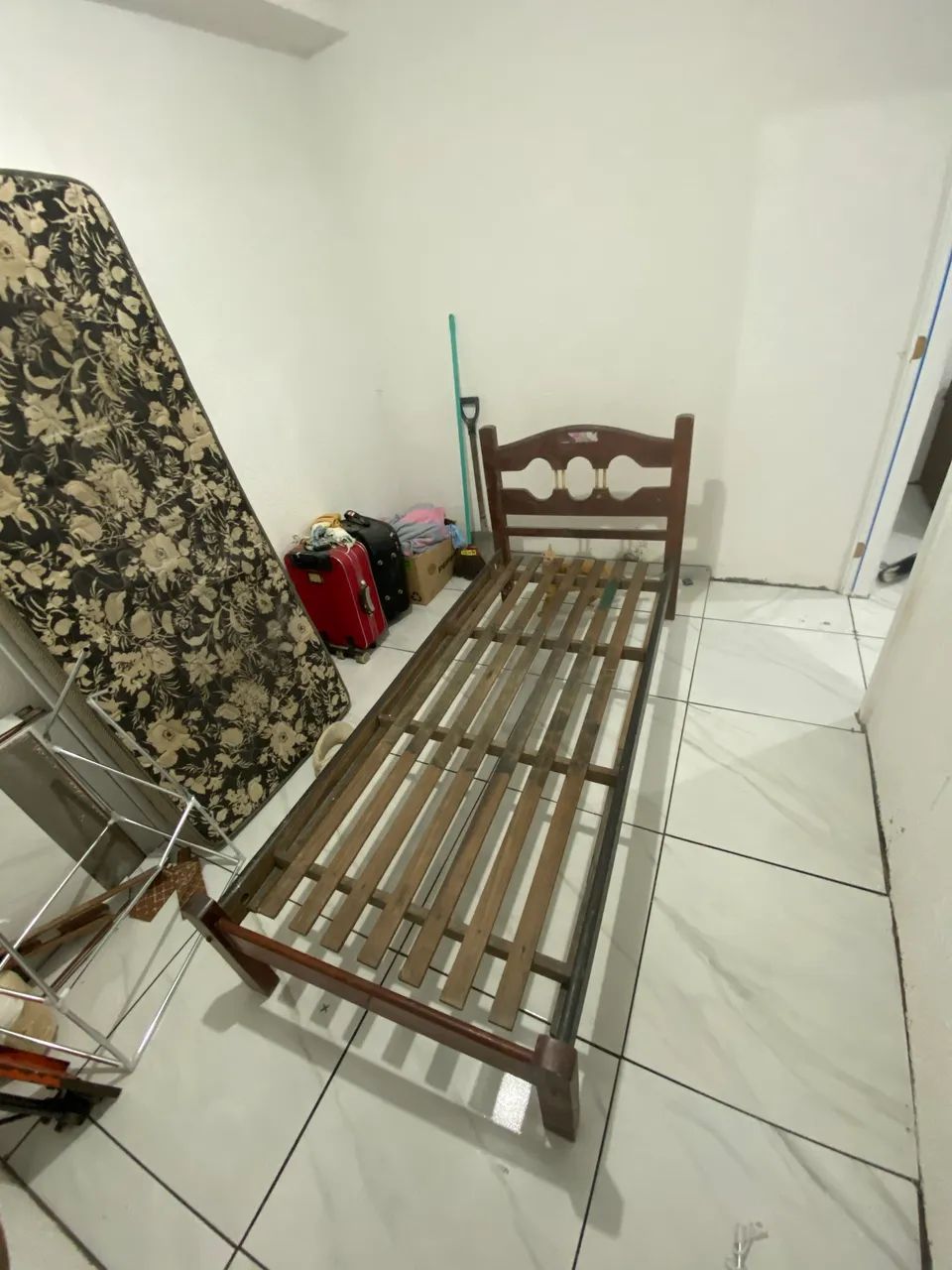 Cama de solteiro (madeira boa
