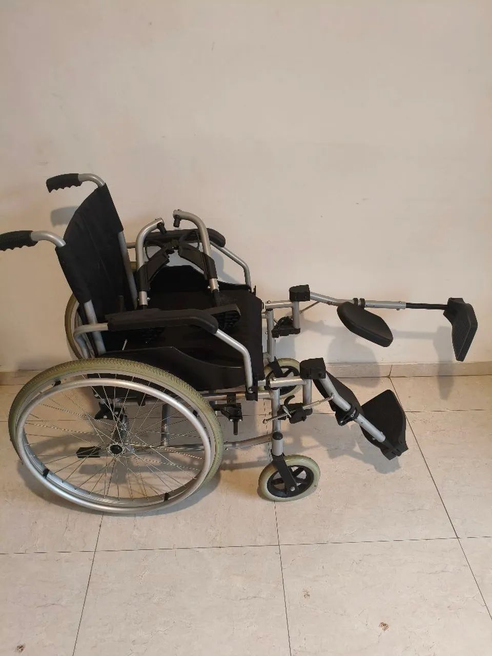 Cadeira de rodas Dellamed nova + acessórios  - Foto 4