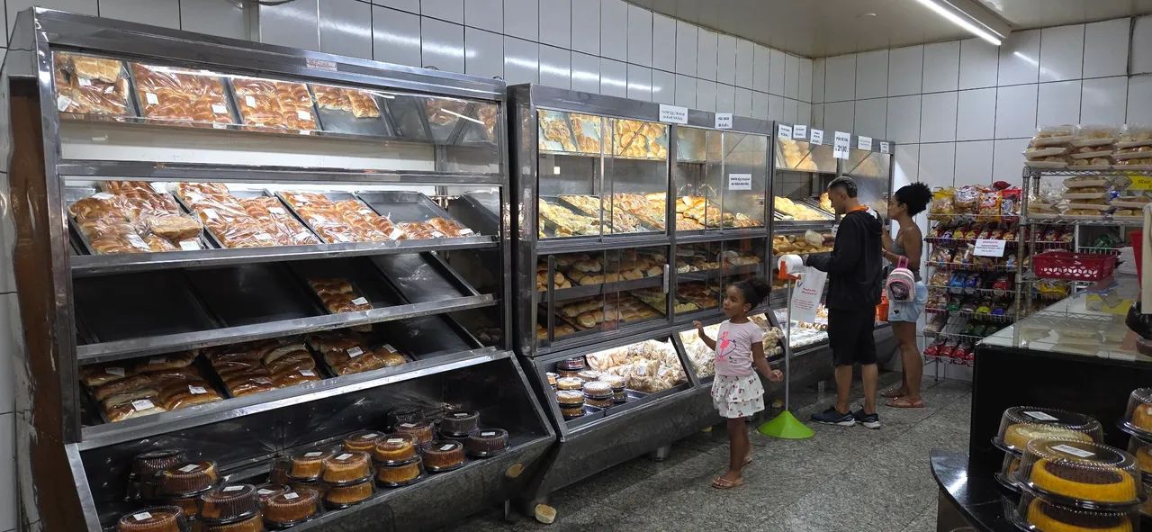 móveis de padaria caixas e vitrines e expositores. 