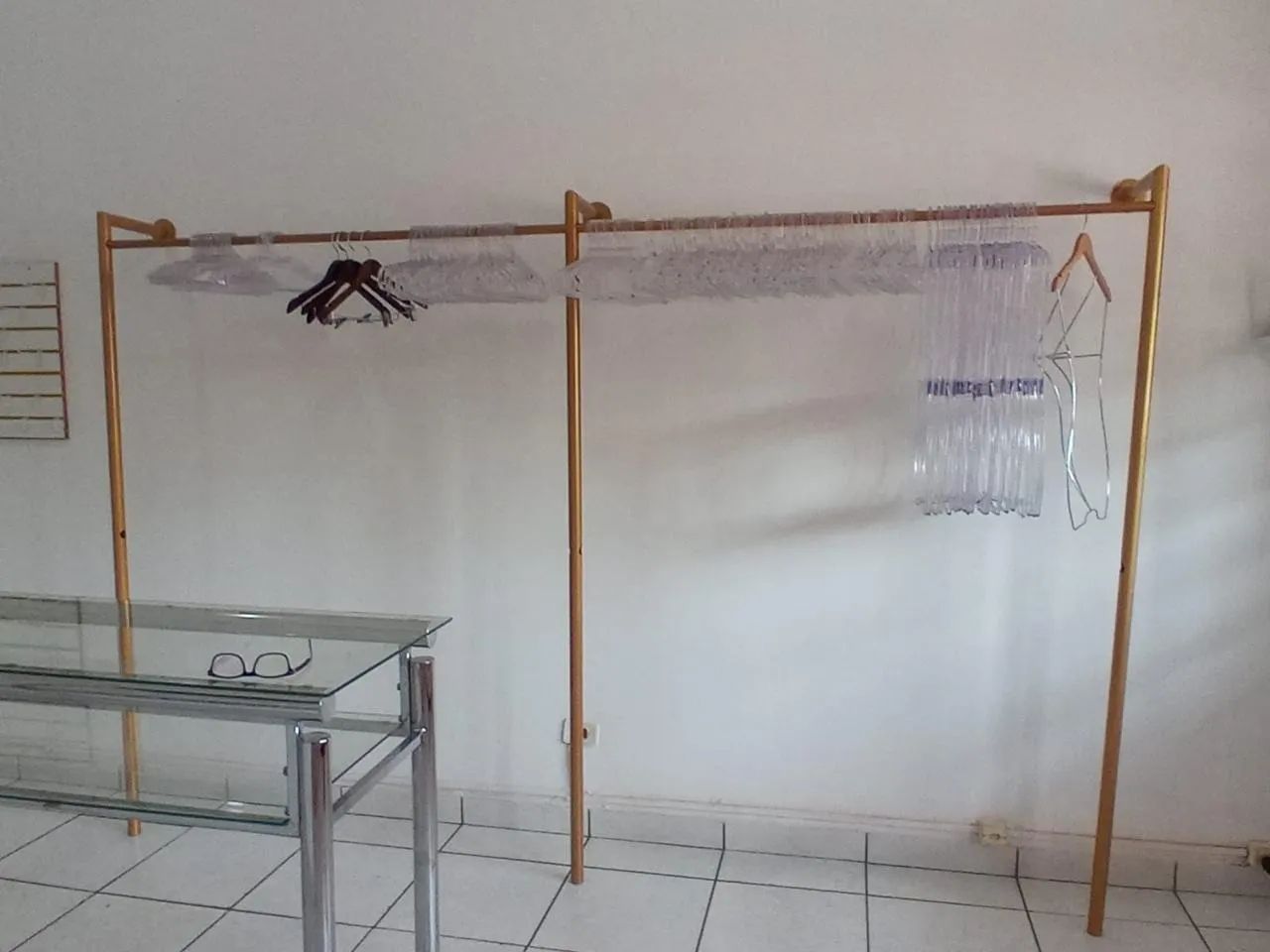 Arara de loja fixa 