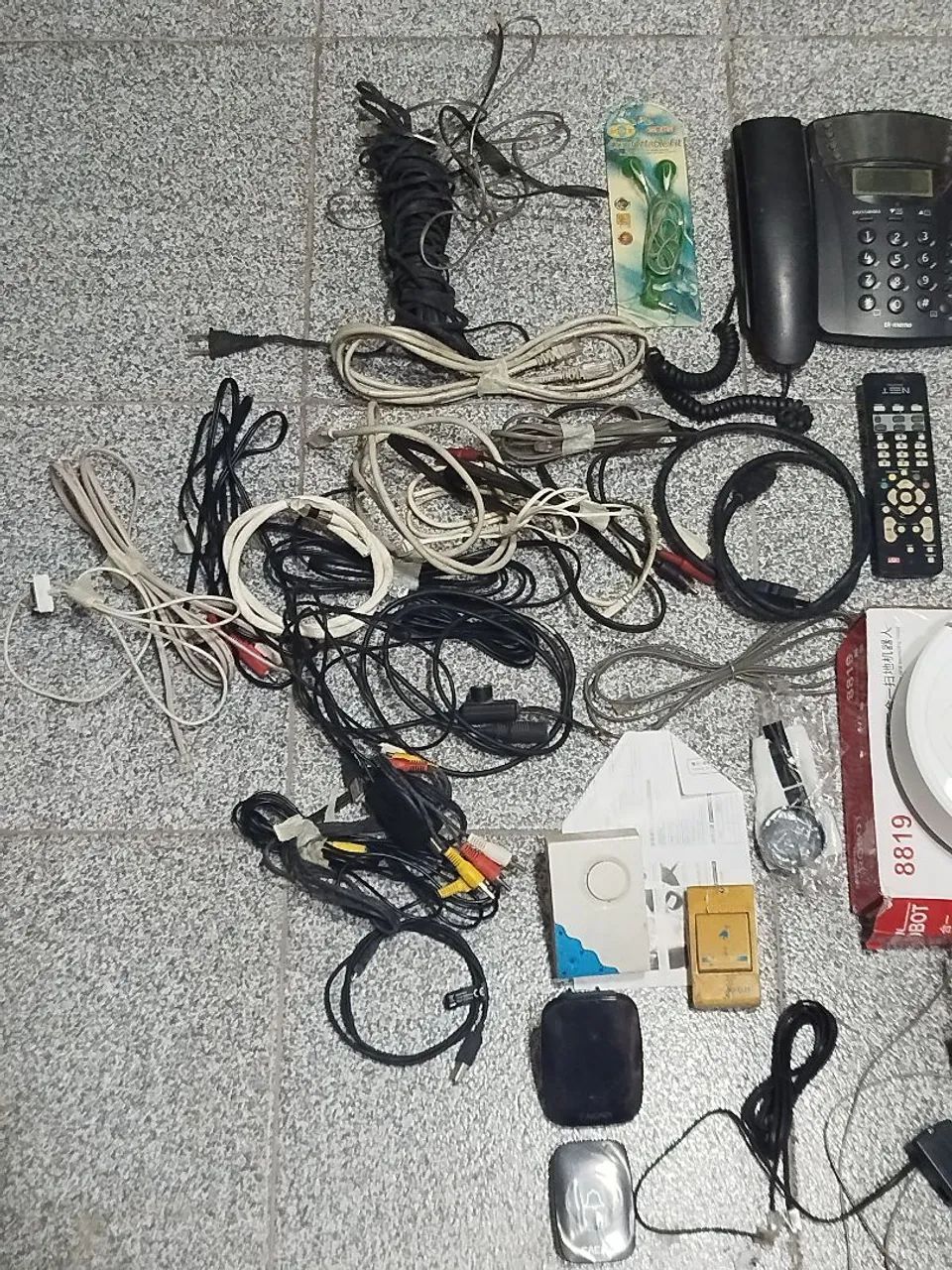 Lote Telefone Campainhas aspirador e cabos Ler Descrição do anúncio  - Foto 2