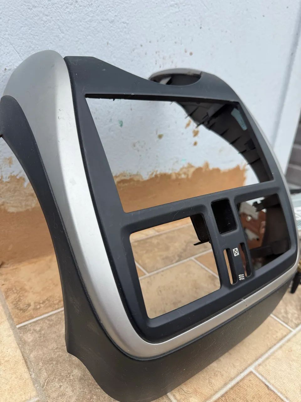 Multimídia 2 DIN Universal + Moldura Painel Nissan Versa 2017/2018