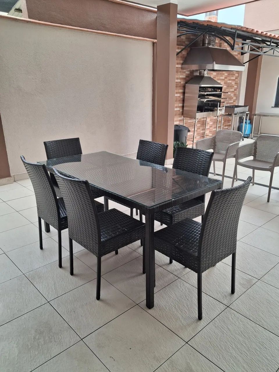 Jogo de mesa com 6 cadeiras 