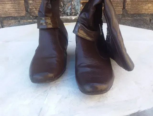 Bota usada e com algumas marcas de tempo. É Toda sua Oponência - Foto 2