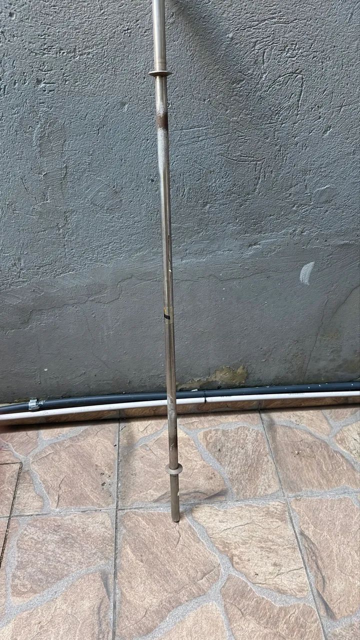 Kit Musculação com Banco, Barras, Halteres e Anilhas 80kg - Usado - Foto 2