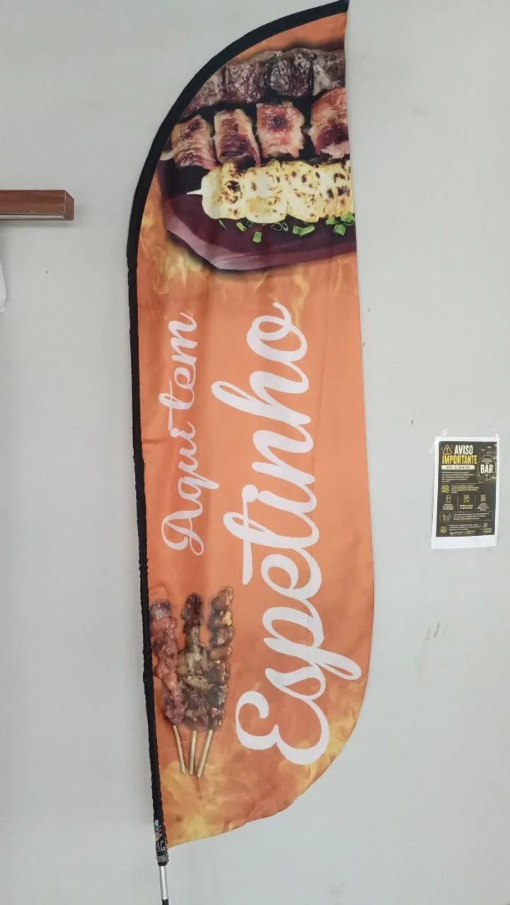 Fly banner aqui tem espetinho com aste de alumínio e base de plastico