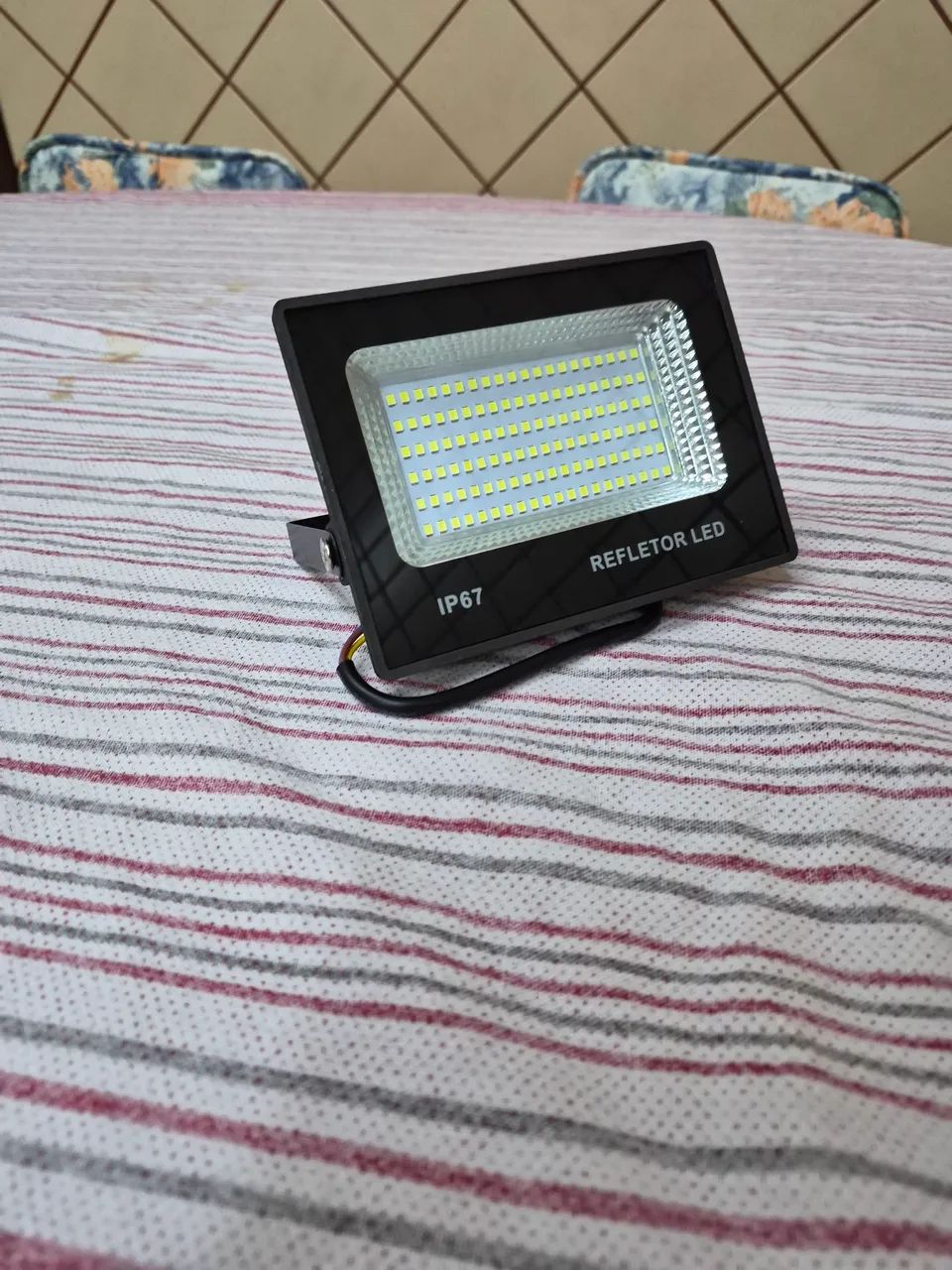 Refletor de LED Bivolt 100W Para Jardim e Fachada - Foto 3