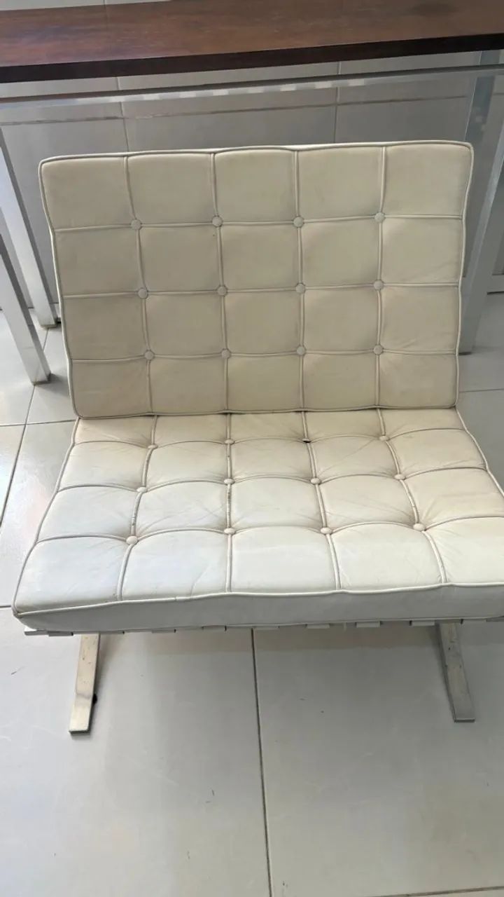 Cadeira Barcelona em Couro Branco - Peça de Design - Precisa de Reforma