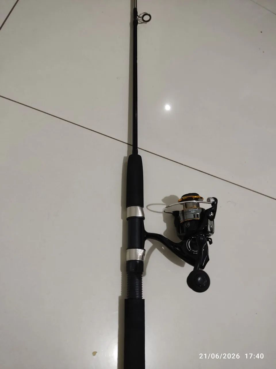 Vara de pesca com molinete novo 