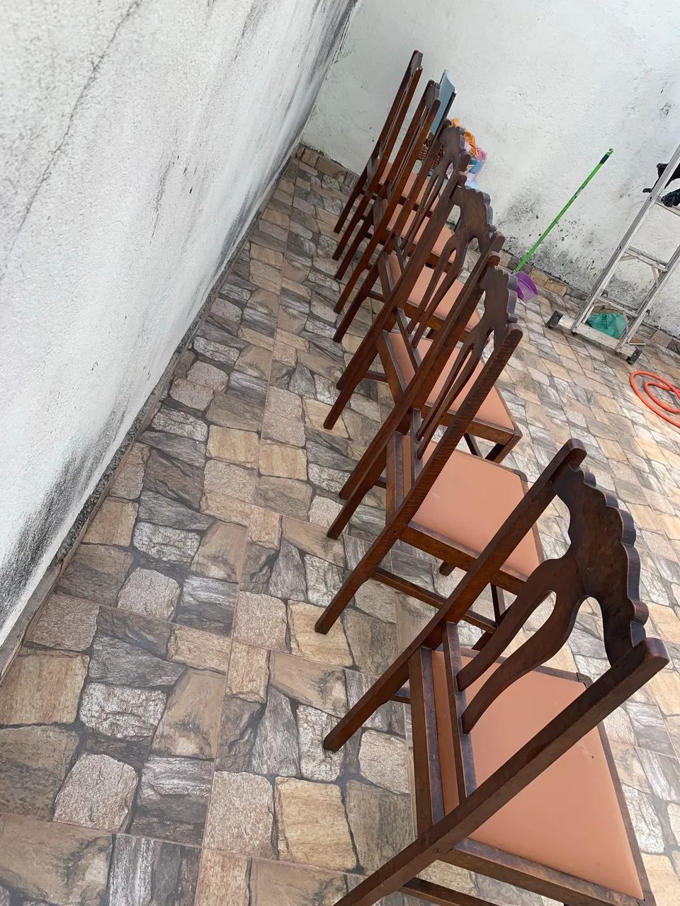Venda de mesa com 6 cadeiras em madeira antiga  - Foto 4