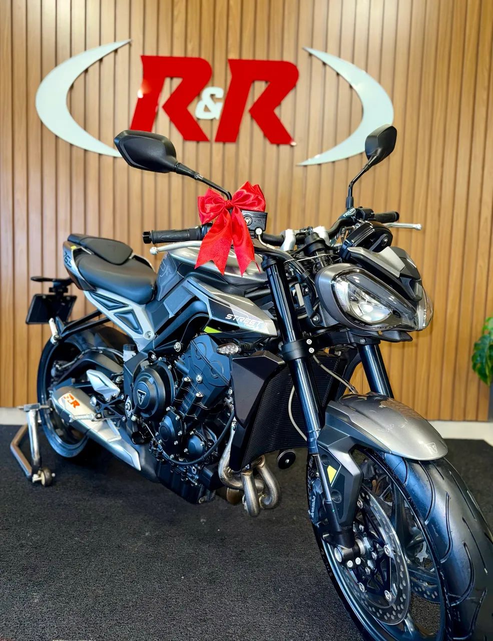 Triumph 765 Streep triple R Ano 2024 