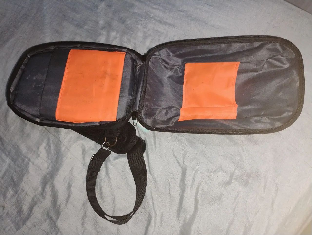Bolsa transversal preta da marca LULUGAO com design rígido em EVA. - Foto 3
