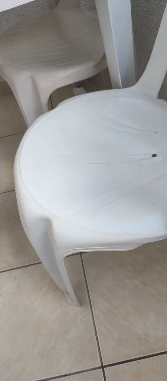 Mesa de plástico com duas cadeiras  - Foto 3