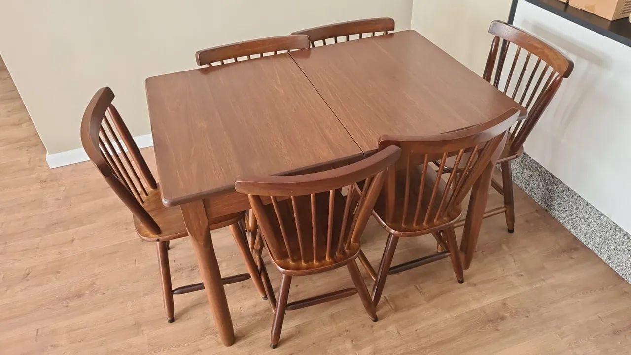 Mesa de madeira maciça expansível com 6 cadeiras