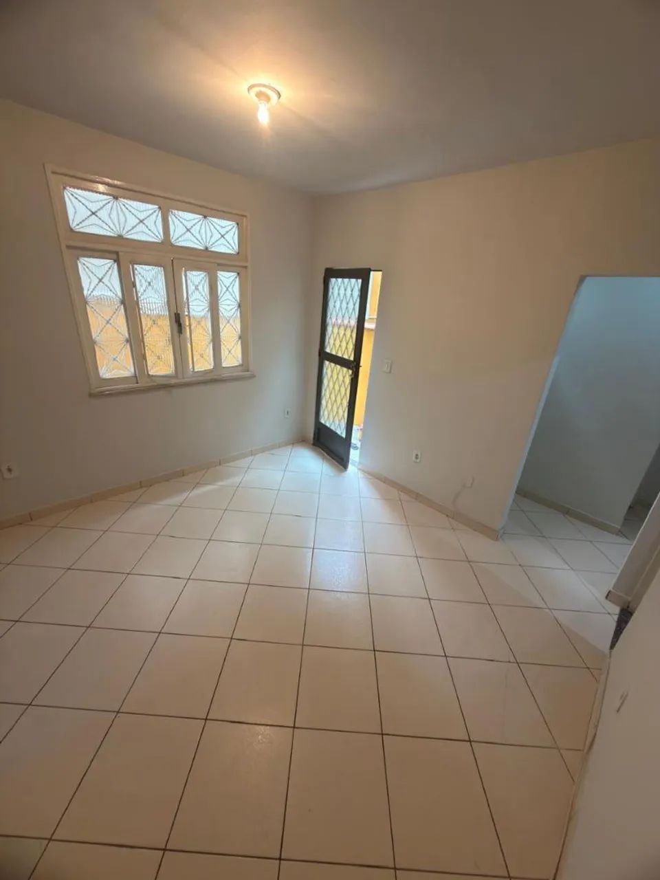 Alugo ótimo apartamento tipo casa no centro de Rocha Miranda 