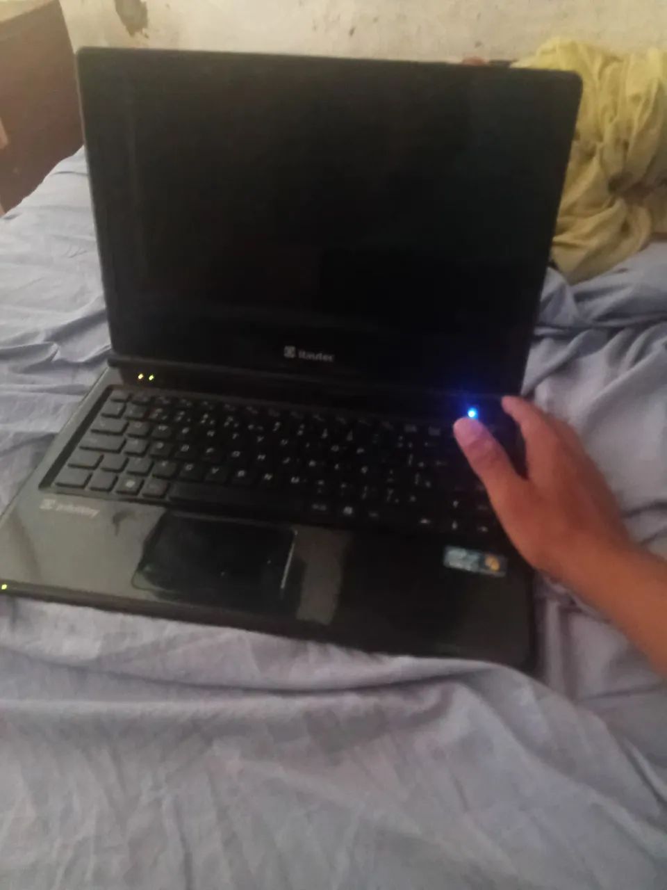 Vendo um notebook esta em bom conservação 
