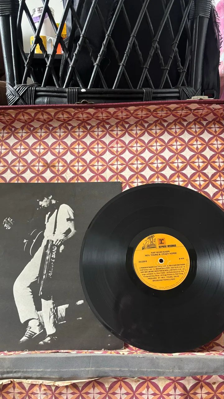 LP Neil Young & Crazy Horse - Rust Never Sleeps 1979 | Vinil + Encarte - Foto 2