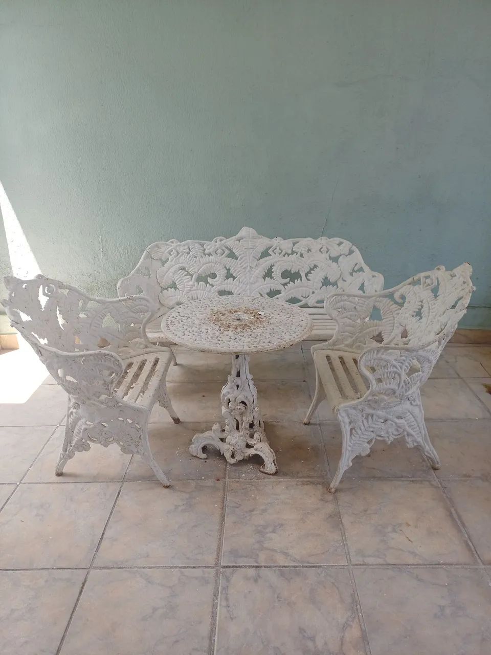 Mesa em ferro fundido com duas cadeiras.  - Foto 2