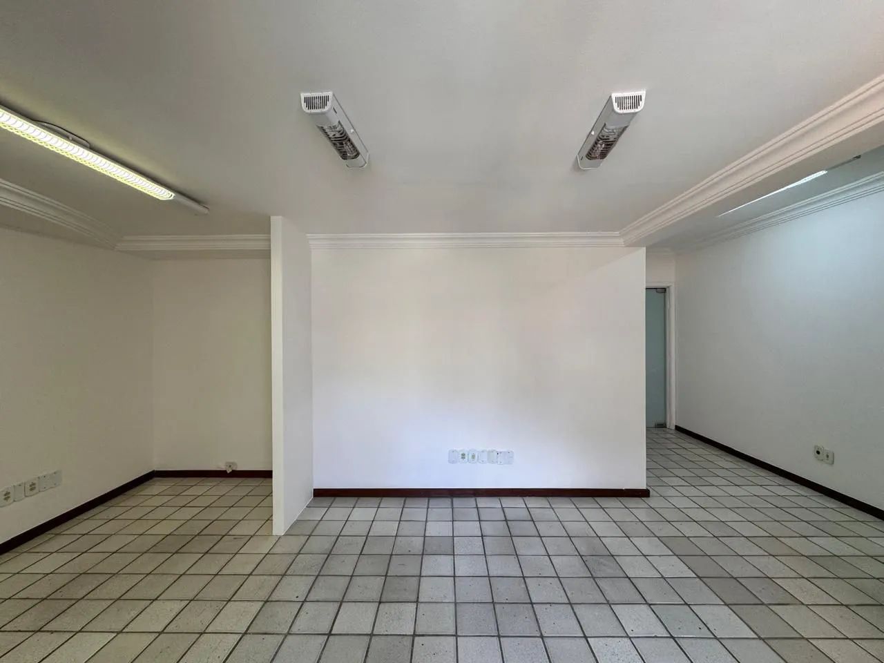 Sala na Ponta Verde ( 2º Andar - Empresarial Leonardo Da Vinci ) VEJA DESCRIÇÃO COMPLETA - Foto 3