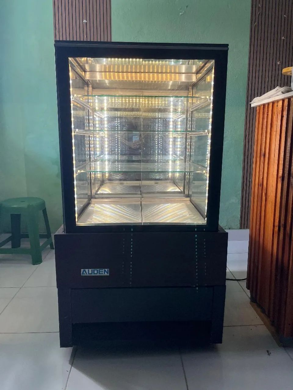  Para vender logo ,Vitrine gelada,semi nova slim funcionado perfeitamente 