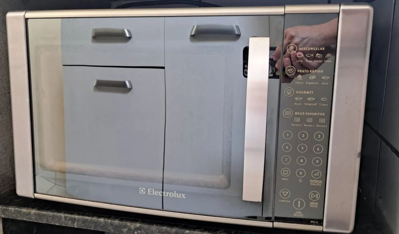  micro-ondas Electrolux com capacidade de 31 litros
