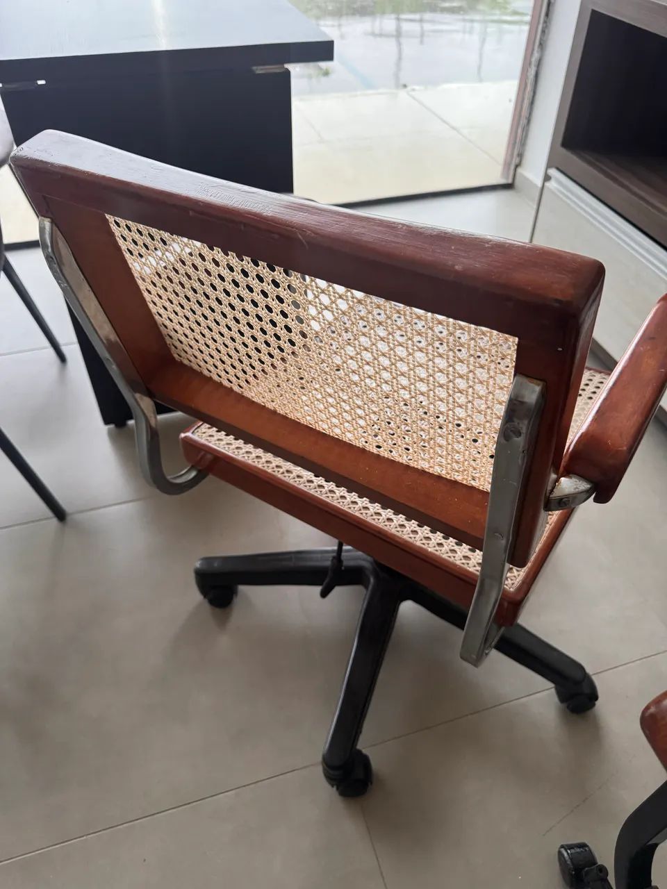 Cadeira Secretaria de Palhinha - com Madeira maciça e super elegante - Foto 2