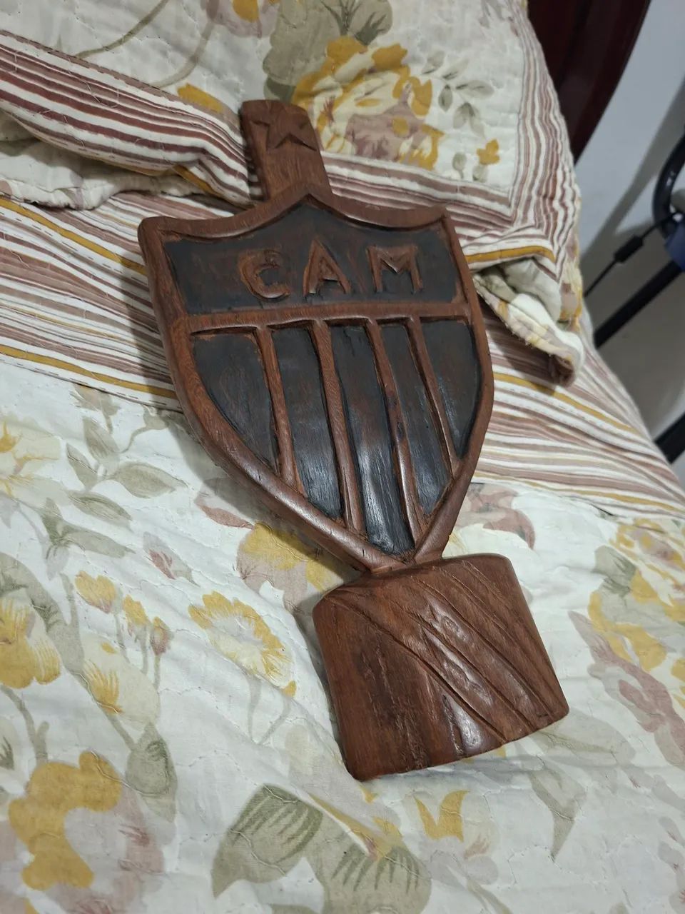 Escudo de madeira do Atlético Mineiro para coleção. 