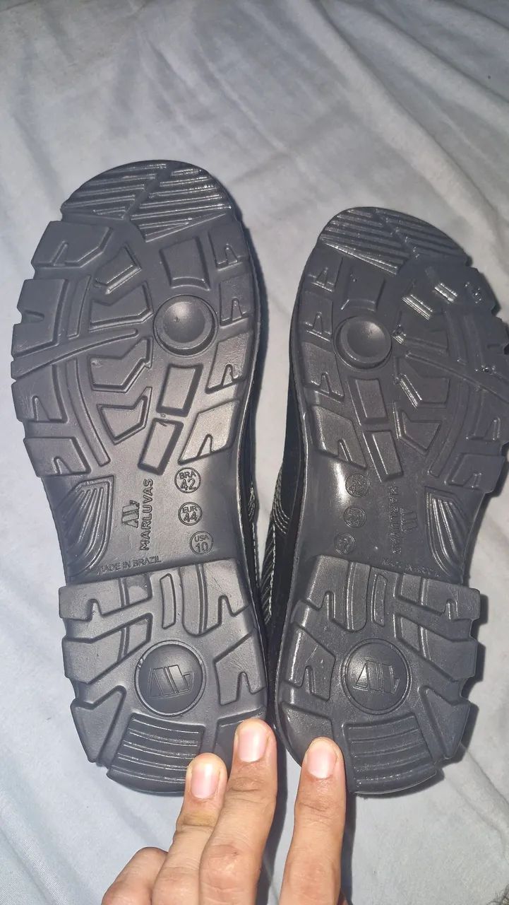 Bota com bico de pvc  tamanho 42 - Foto 3