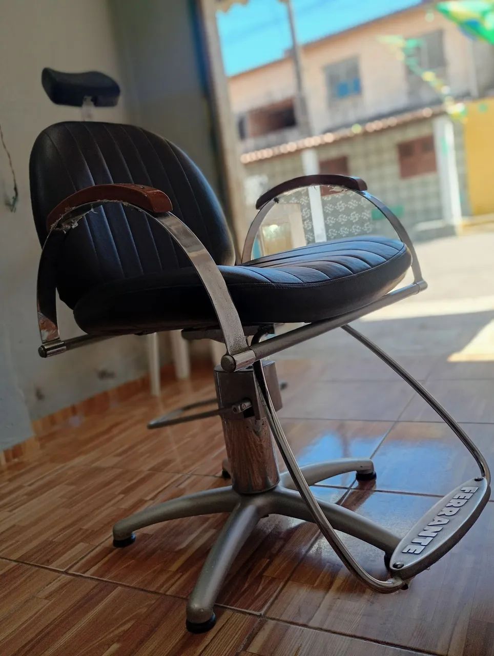 Cadeira de barbeiro profissional marca Ferrante  - Foto 3