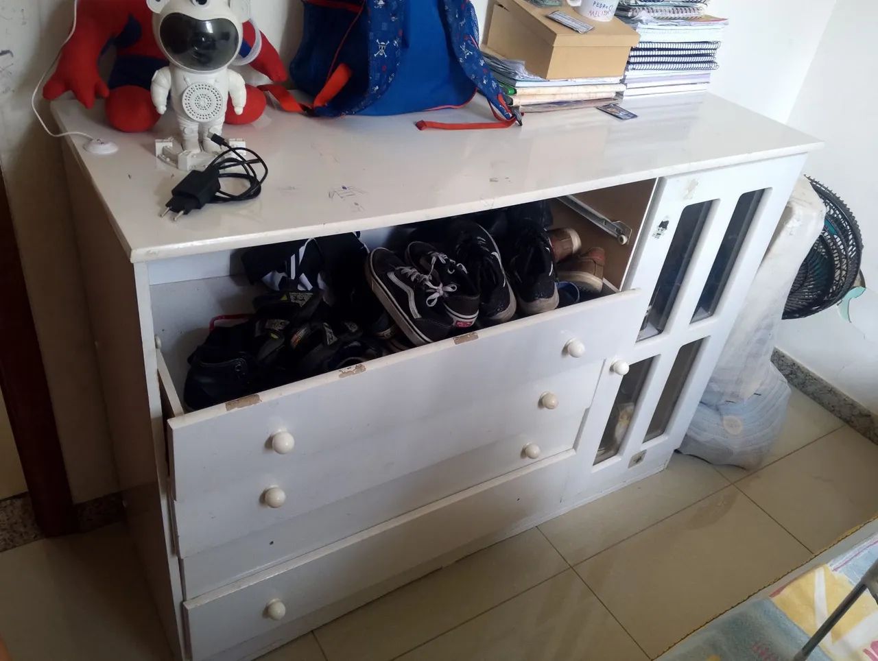 Cômoda branca usada