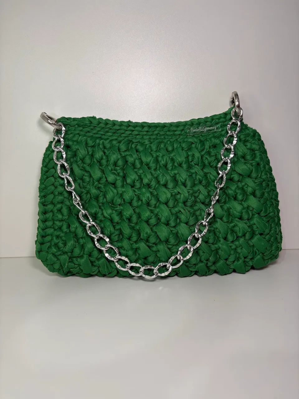 Bolsa crochê na cor verde.