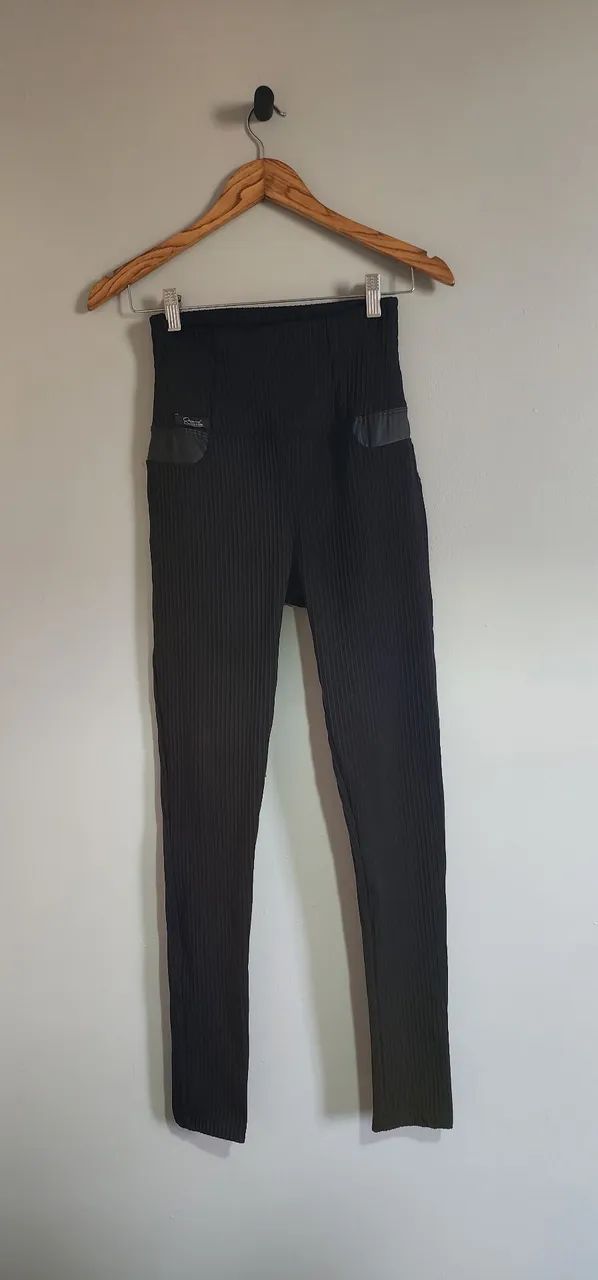 Calça Feminina Preta Canelada com Bolsos - Foto 2