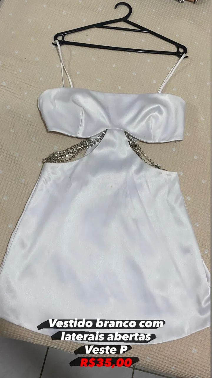 Vestido branco com laterais abertas