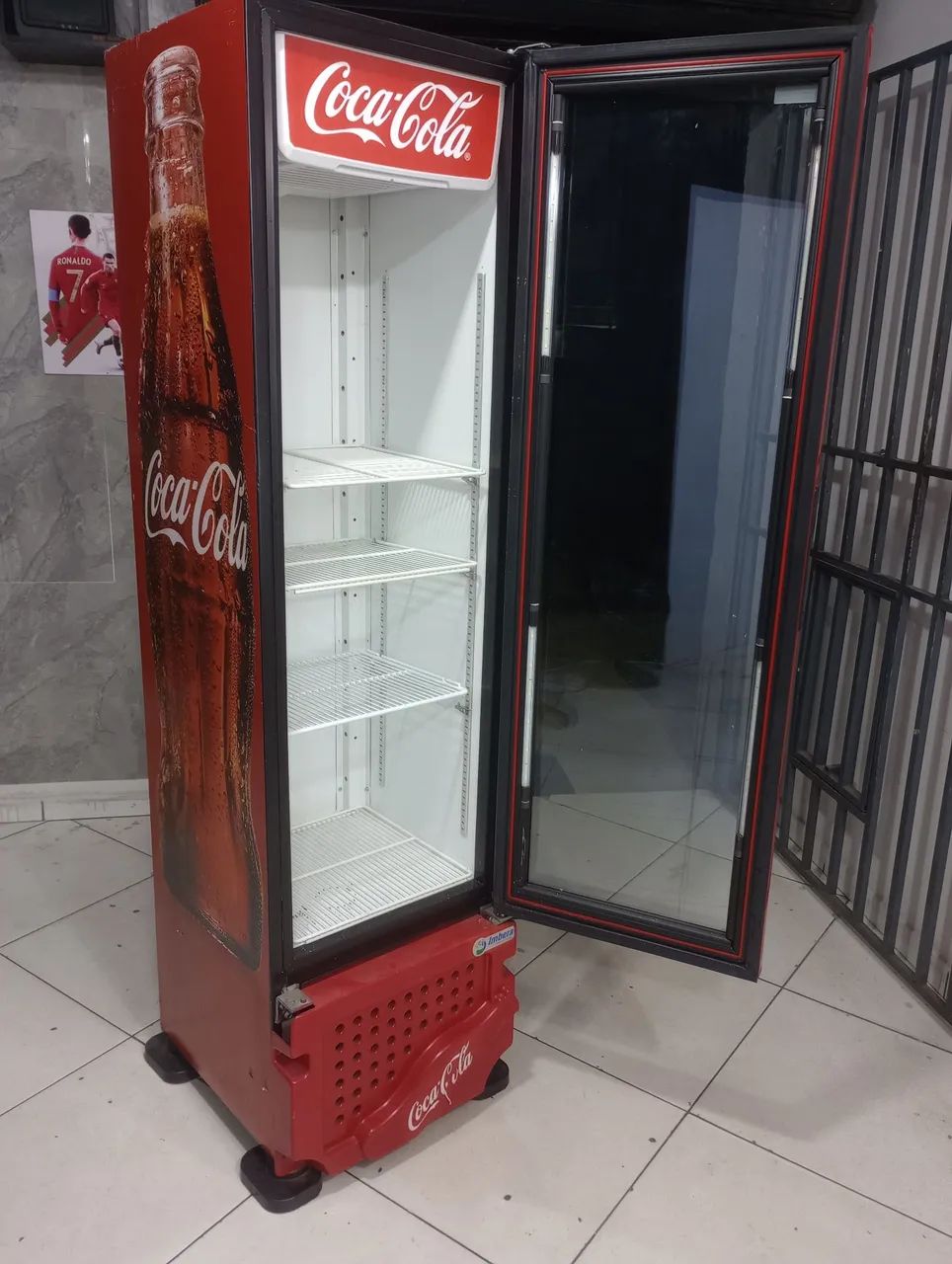 Vendo geladeira expositora coca cola gelando super bem e com garantia ? - Foto 4