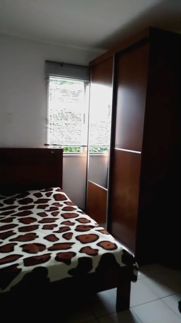 Cama, guarda roupa e colchão.