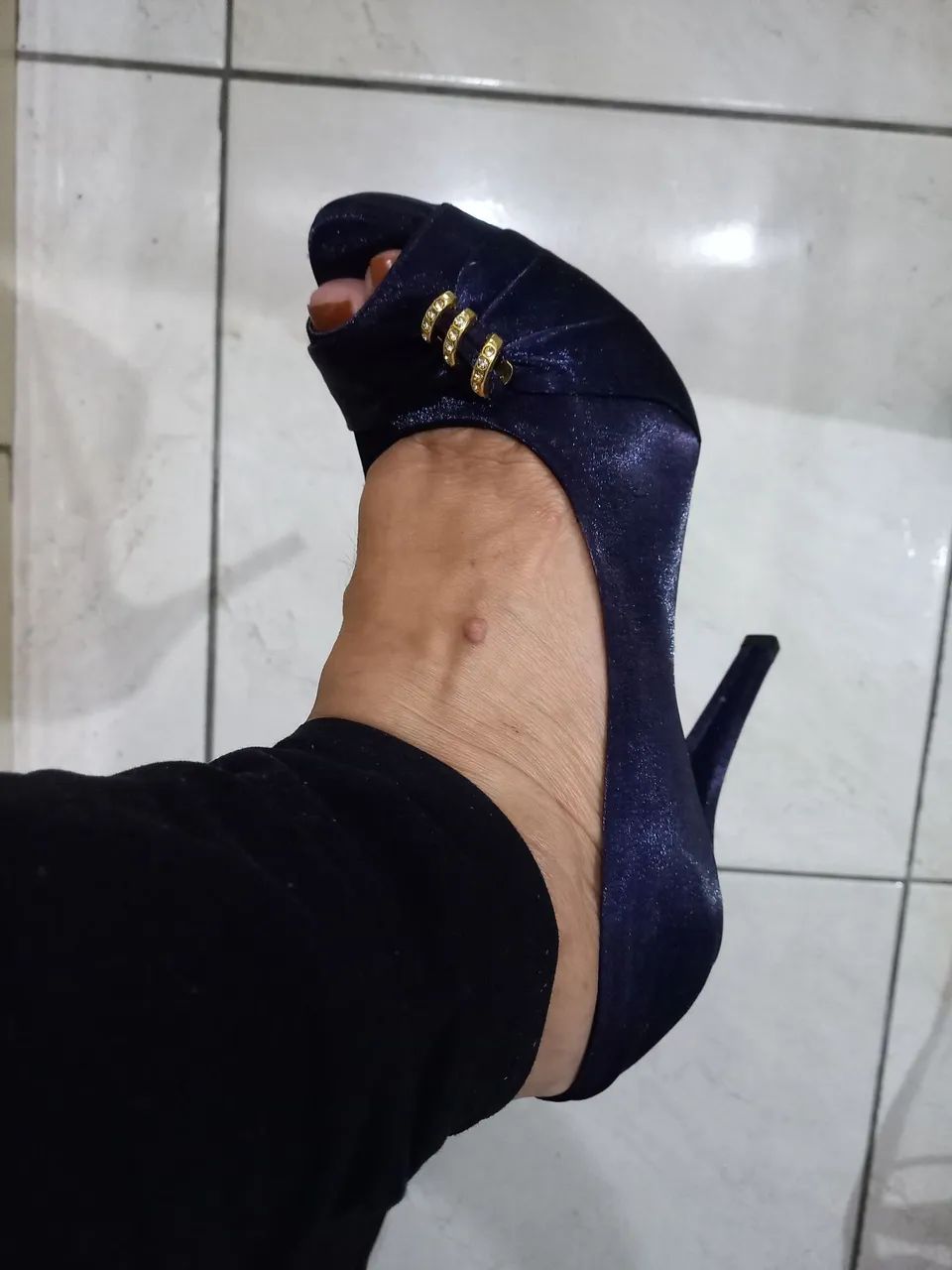 Linda sandália meia pata tecido de cetim. - Foto 3