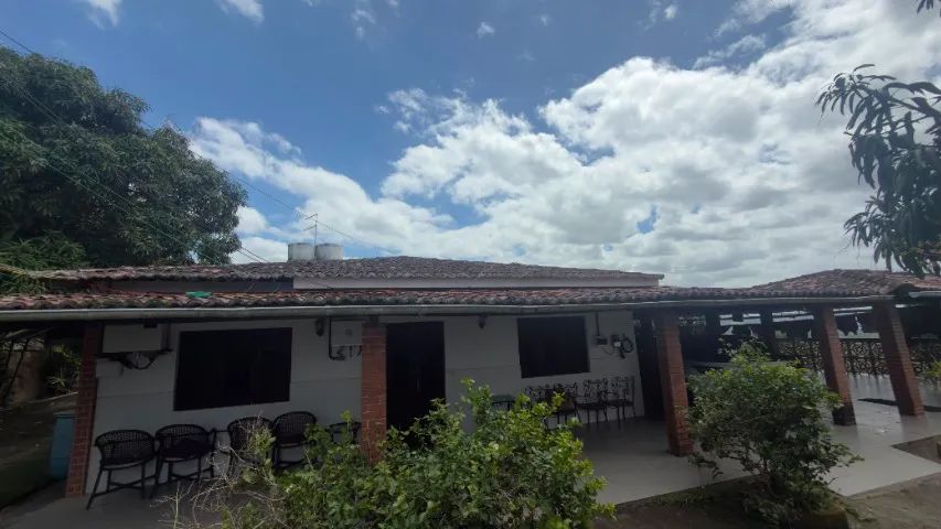 Granja com imóveis, piscina e a 36km do Recife