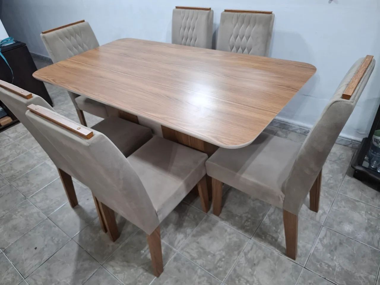 Mesa de jantar amadeirada com 6 cadeiras estofadas 