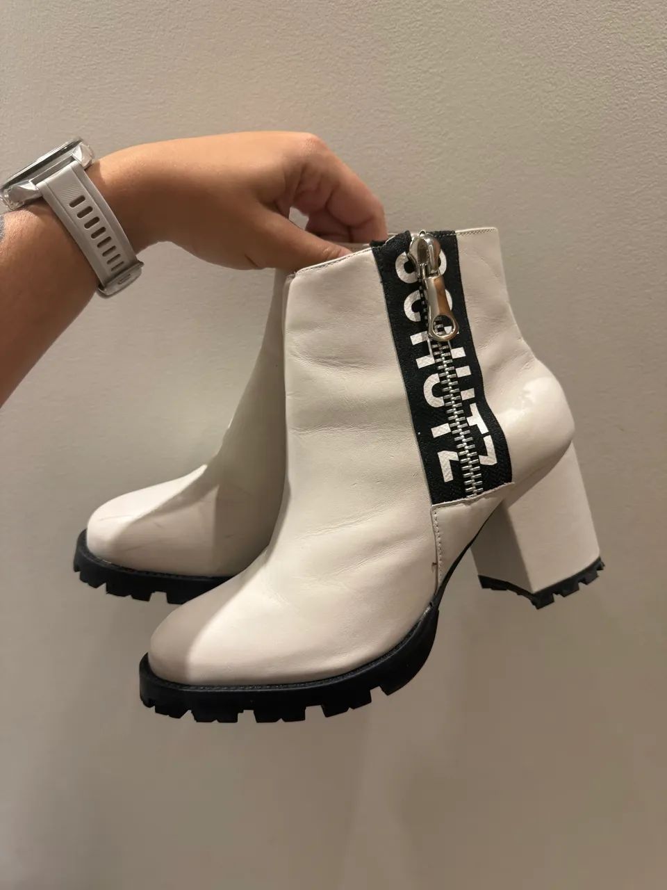 Bota Schutz branca com salto  - Foto 4