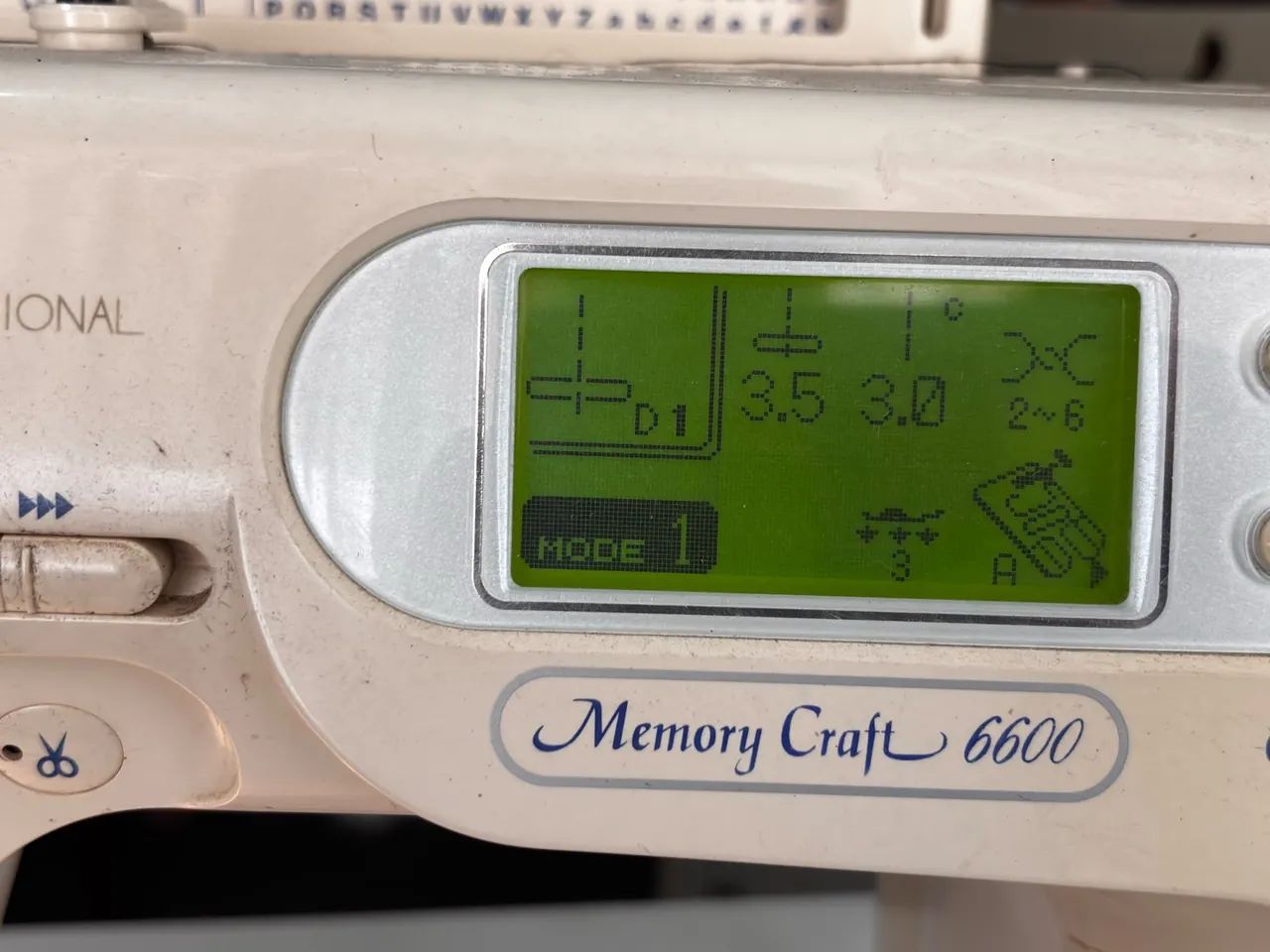 Máquina de costura memory craft 6600 usada em ótimo estado  - Foto 3