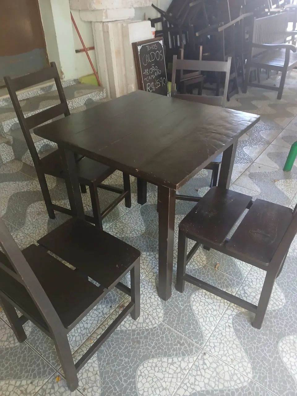 Conjunto Mesa e 4 cadeiras de madeira maciça  - Foto 4